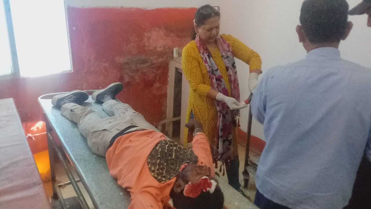 मैजिक के धक्के से बाइक सवार तीन युवक जख्मी, रेफर