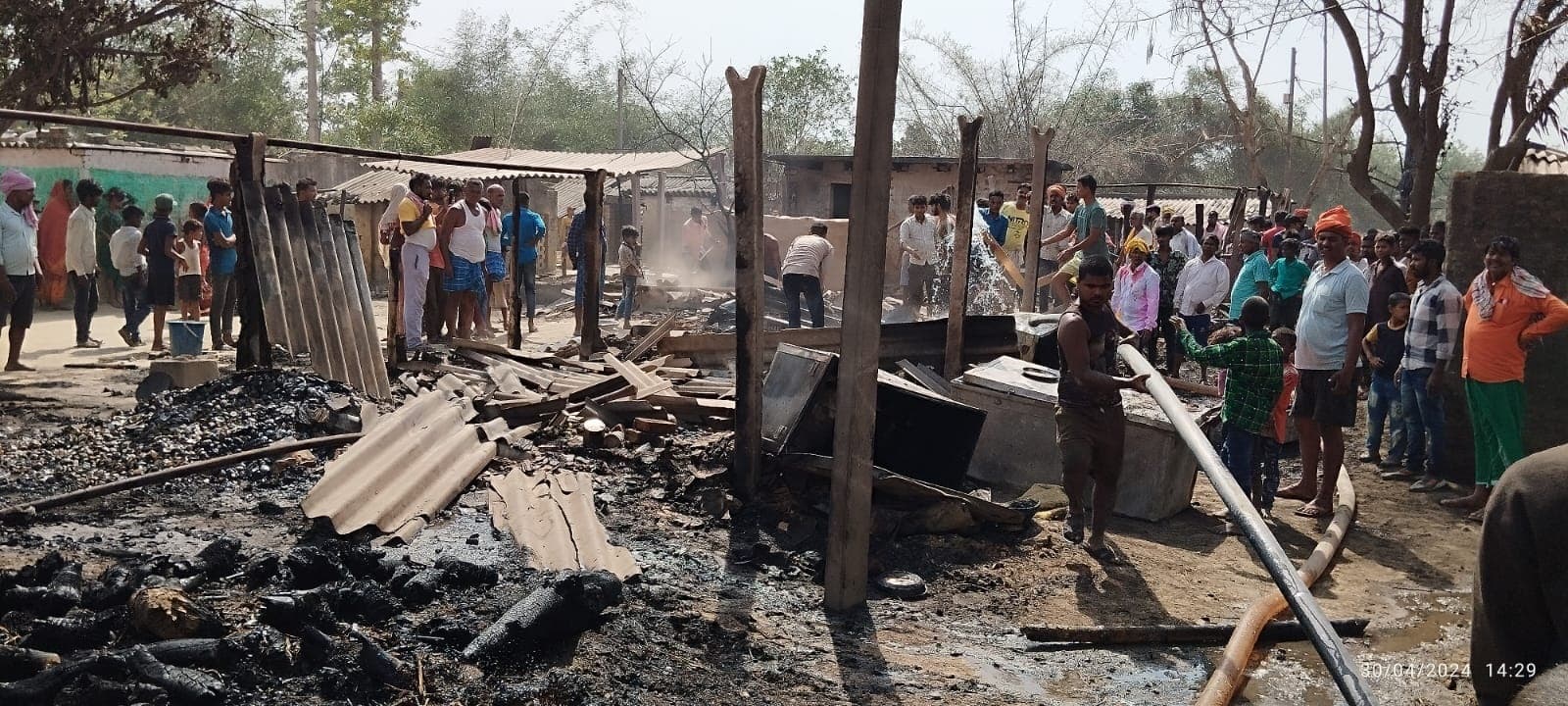 भीषण आग में 96 घर जले, 50 लाख की संपत्ति राख