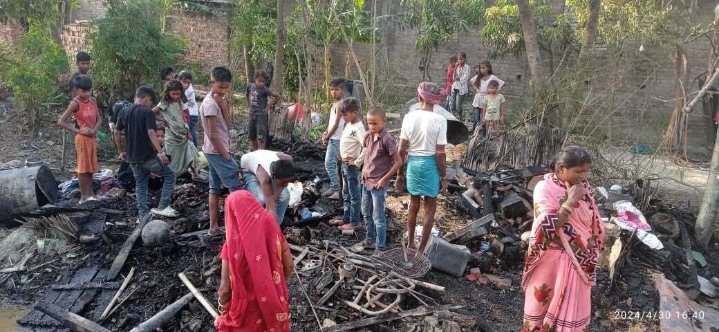 खैरा पंचायत के भेनारी टोल में लगी भीषण आग, 10 परिवारों के सिर से छिन गया आशियाना