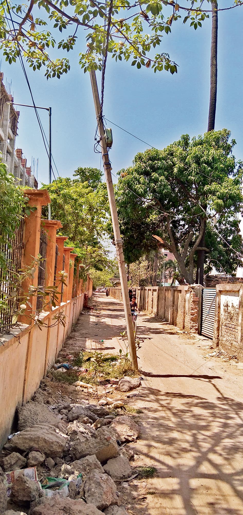 बाजार समिति के समीप सड़क पर विद्युत पोल से परेशानी