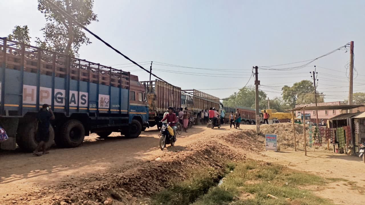 बालू व धूल उड़ने से परेशान लोगों ने जाम की सड़क