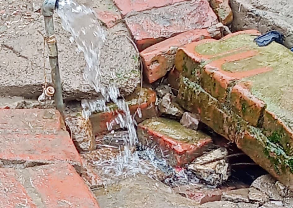 कहीं किल्लत, तो कहीं बर्बाद हो रहा सैकड़ों लीटर पानी