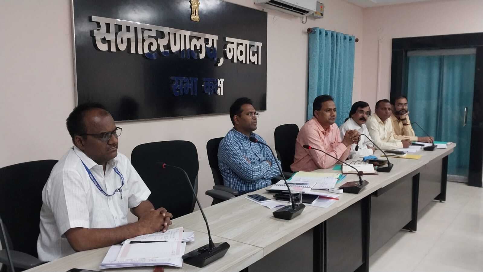 पानी की उपलब्धता की समस्याओं का जल्द करें निबटारा : डीएम