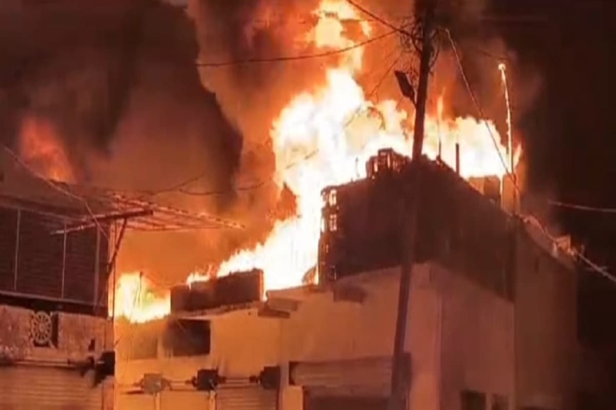 रांची की फलमंडी में लगी भीषण आग, आग बुझाने में जुटी दमकल की गाड़ियां