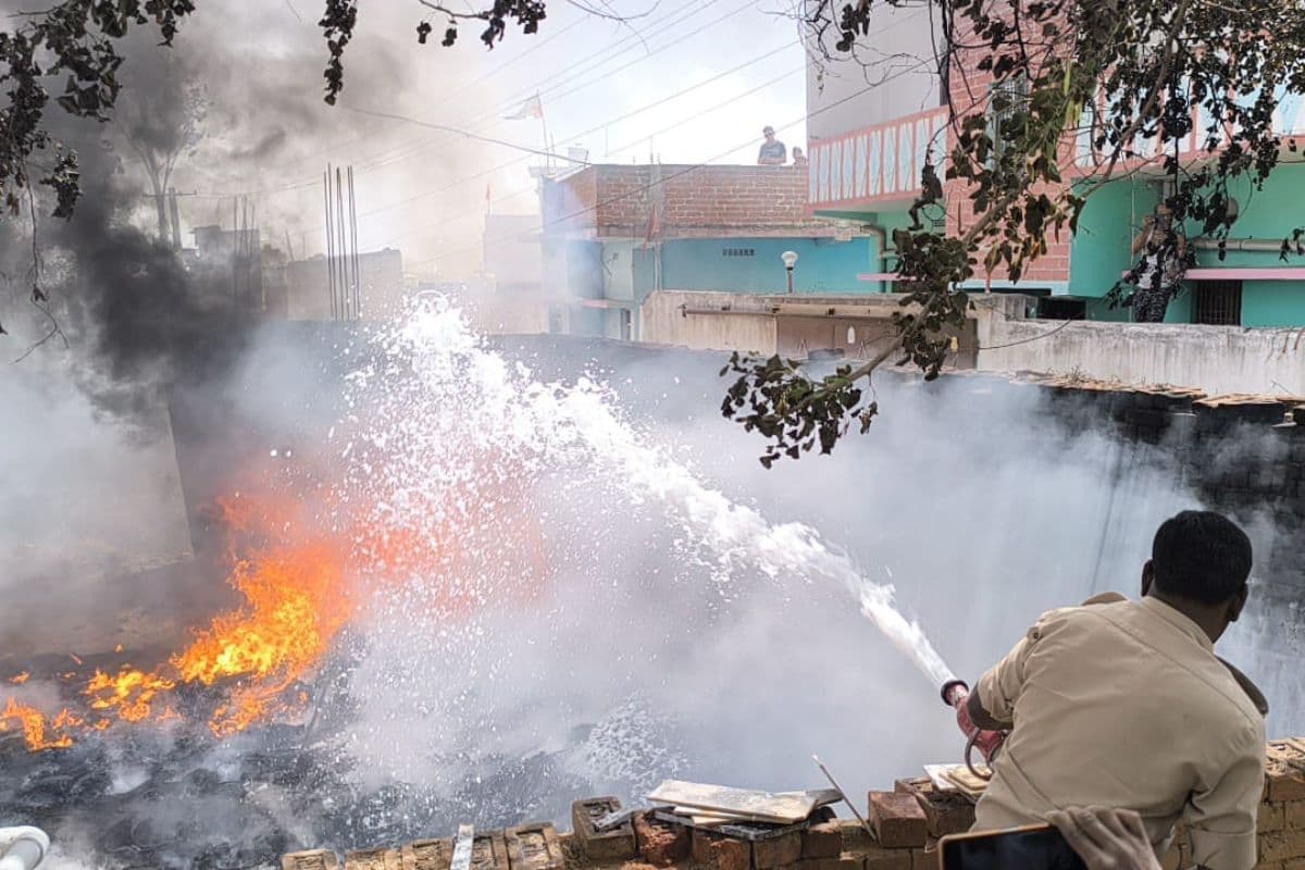 गिरिडीह में असामाजिक तत्वों ने टायर गोदाम में लगायी आग, मची अफरा-तफरी, करीब तीन लाख का नुकसान