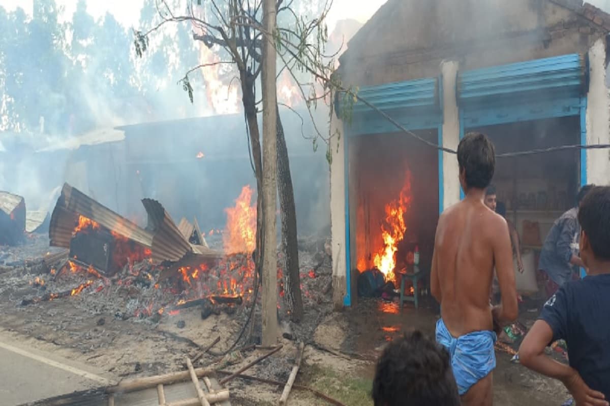 साहिबगंज के राधानगर में लगी भीषण आग, 7 घर जलकर खाक