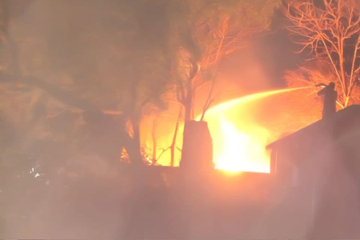 देवघर में लकड़ी मिल में लगी आग, कड़ी मशक्कत से पाया काबू, करीब 14 लाख का नुकसान