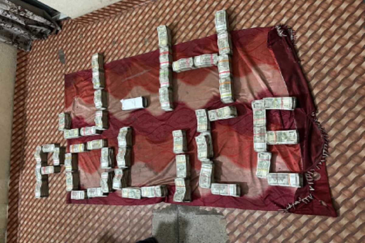 गिरिडीह में FST विभाग की बड़ी कार्रवाई, महारानी बस से एक करोड़ से अधिक की राशि बरामद