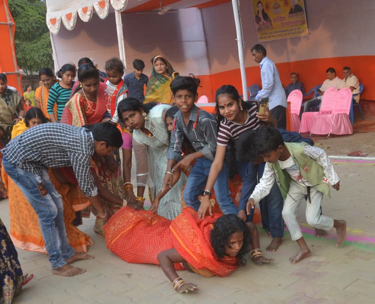 कइलीं बरितया तोहार हे छठी मइया.., आस्था की अंजूरी से व्रतियों ने भगवान भास्कर को दिया अर्घ