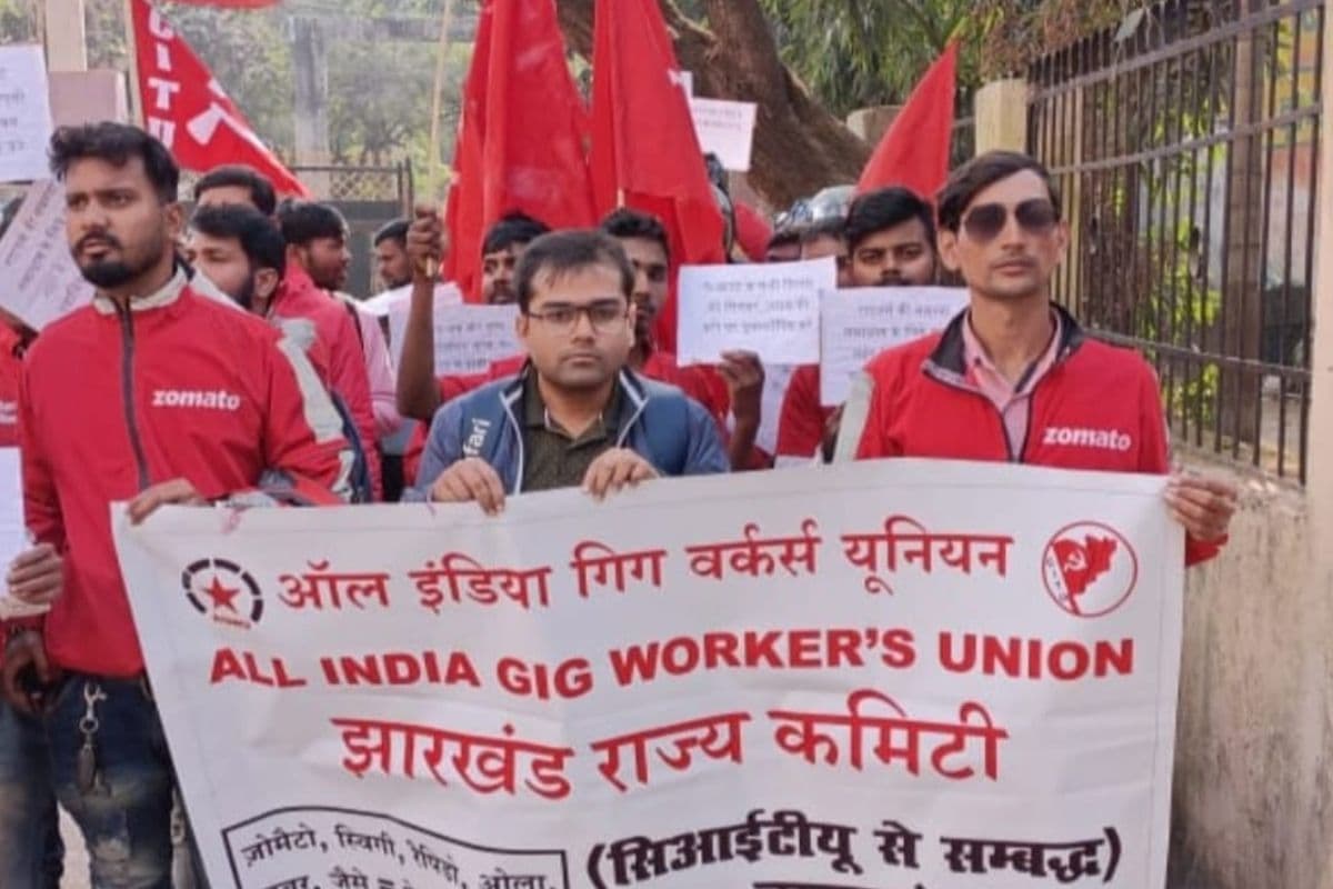 अपनी मांगों को लेकर प्रदर्शन करते गिग वर्कर्स कमेटी के पदाधिकारी