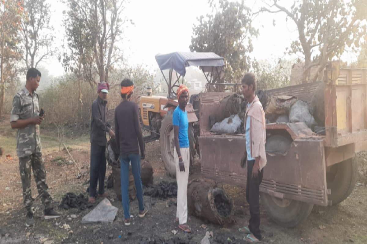 गिरिडीह में तस्करों के खिलाफ बड़ी कार्रवाई, तीन ट्रैक्टर कोयला जब्त