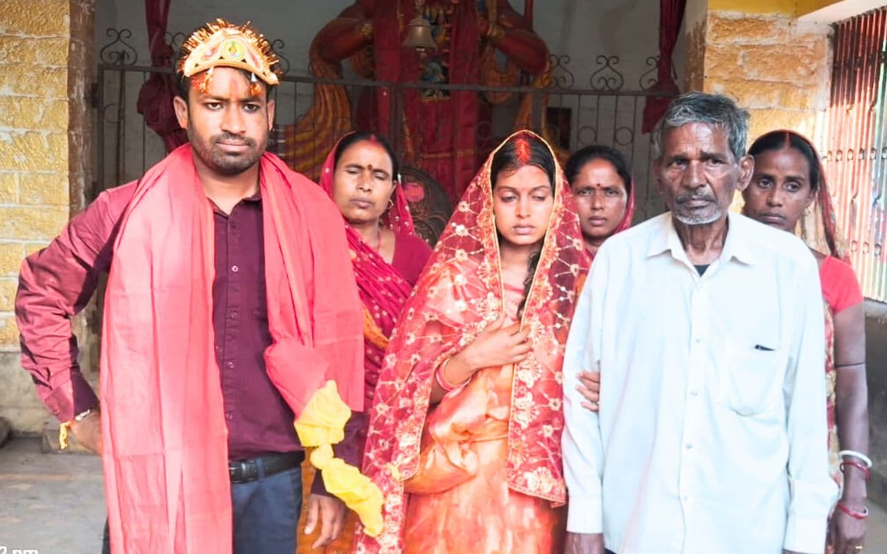 पहले उठी बेटी की डोली, फिर लाया गया पिता का शव