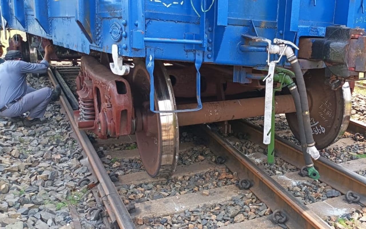 Goods Train Derail: झारखंड में बेपटरी हुई मालगाड़ी, ग्रांड कॉर्ड सेक्शन में ट्रेनों का परिचालन बाधित