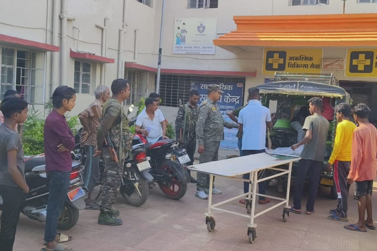 हादसे के बाद घायलों को अस्पताल लेकर पहुंचे परिजन