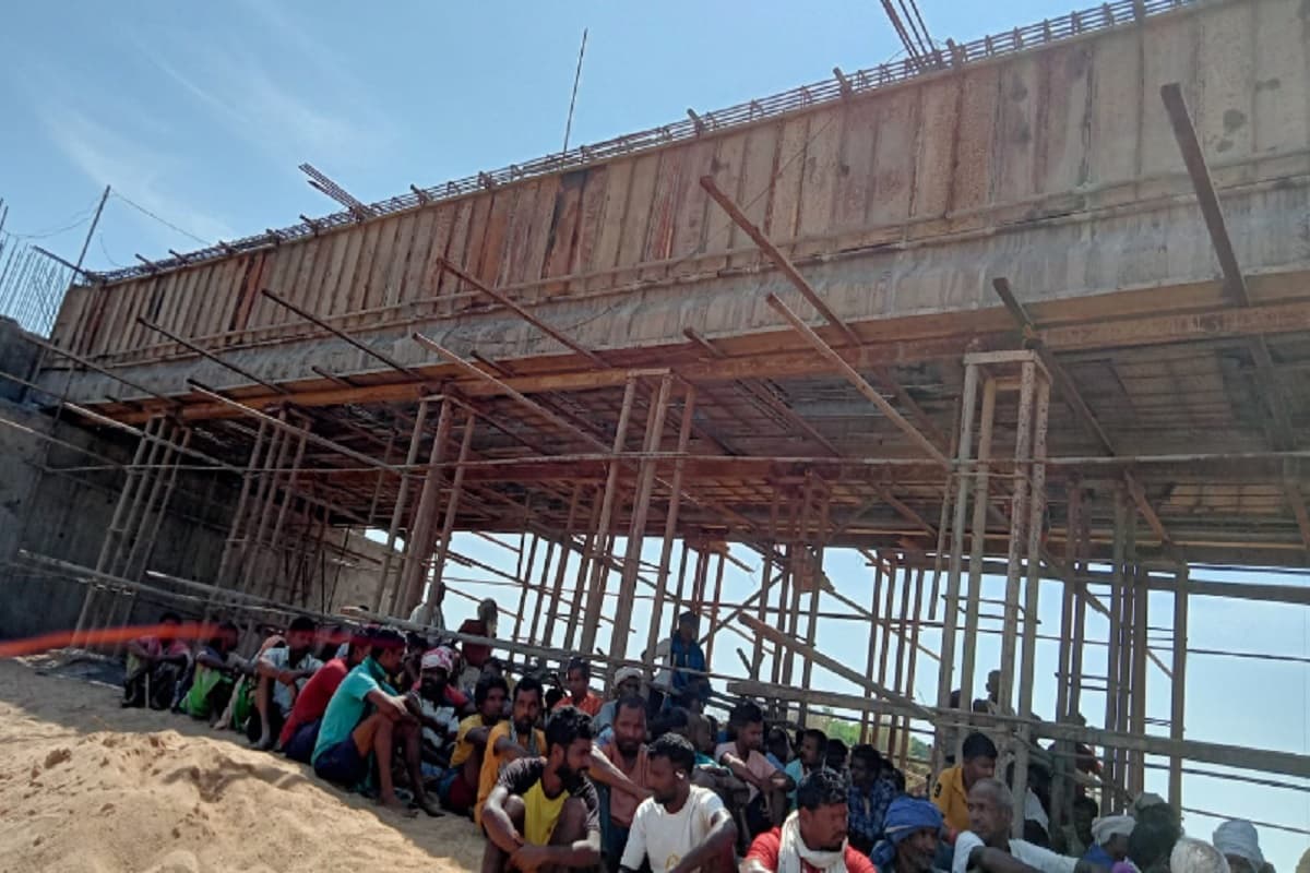 गुमला में उग्रवादियों के खिलाफ एकजुट हुए ग्रामीण, बंद पड़े पुल का काम कराया शुरू, दी सख्त चेतावनी