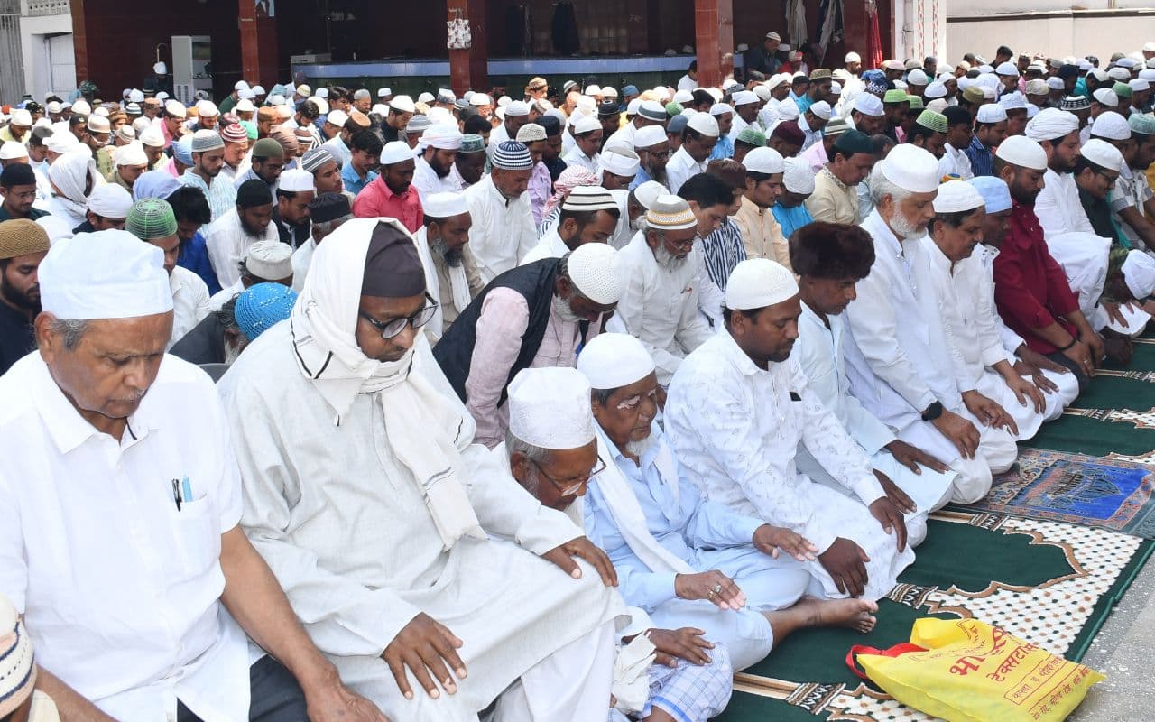 Bokaro : मस्जिदों में पढ़ी गयी माह-ए-रमजान की अंतिम जुमा की नमाज, इबादत के बाद अब ईद का इंतजार