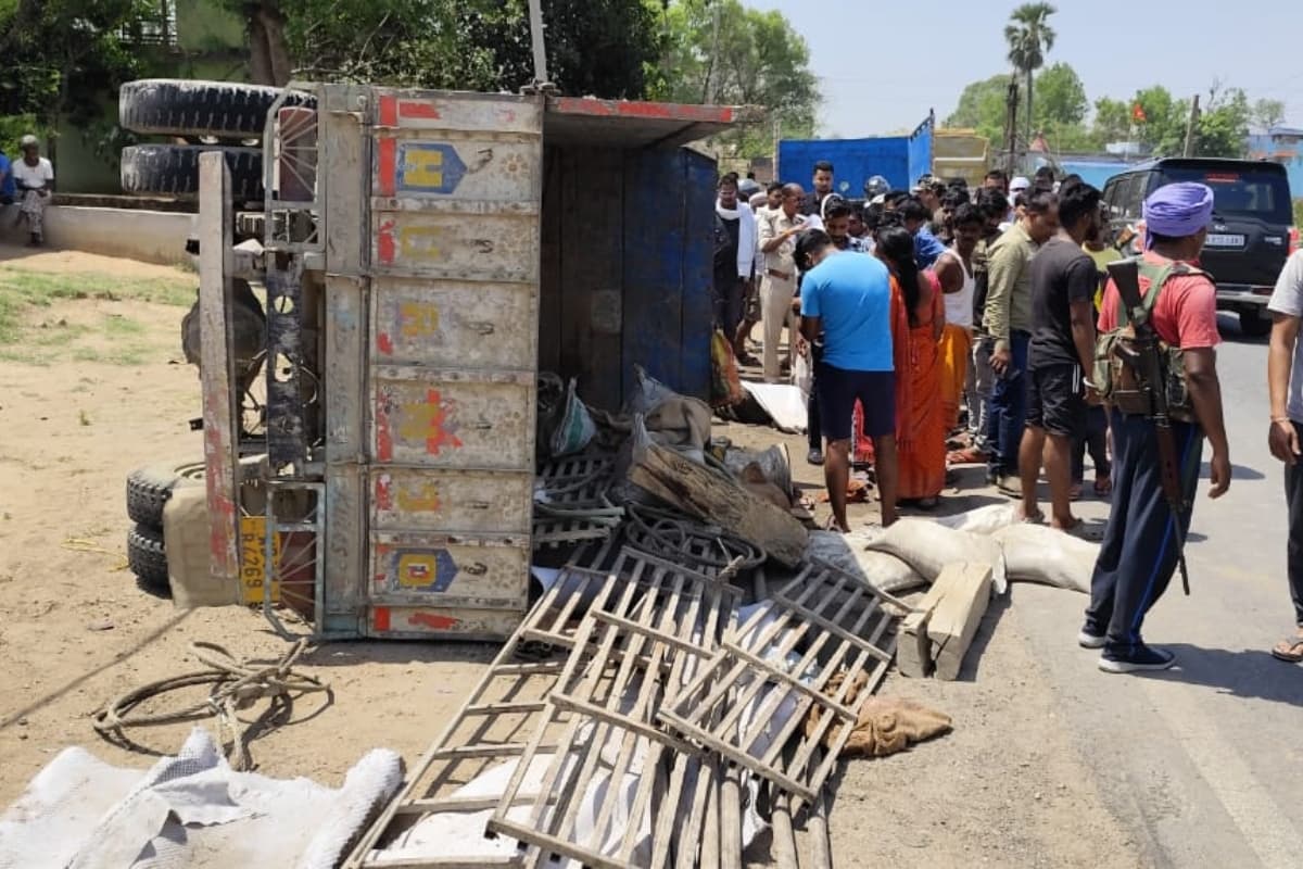 पलामू : सड़क हादसे में मजदूर की मौत, ग्रामीणों ने शव उठाने से पुलिस को रोका