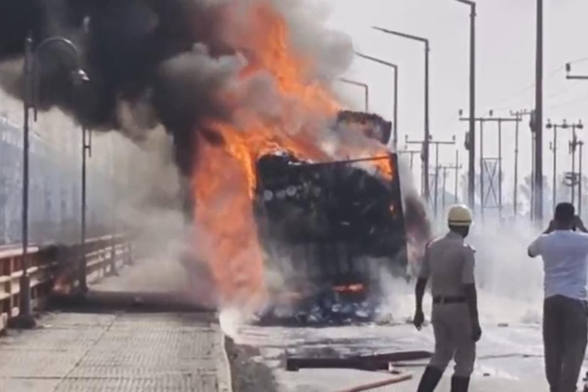 पश्चिम बंगाल में ट्रक में लगी भीषण आग, मालदा-फरक्का रेललाइन हुई प्रभावित