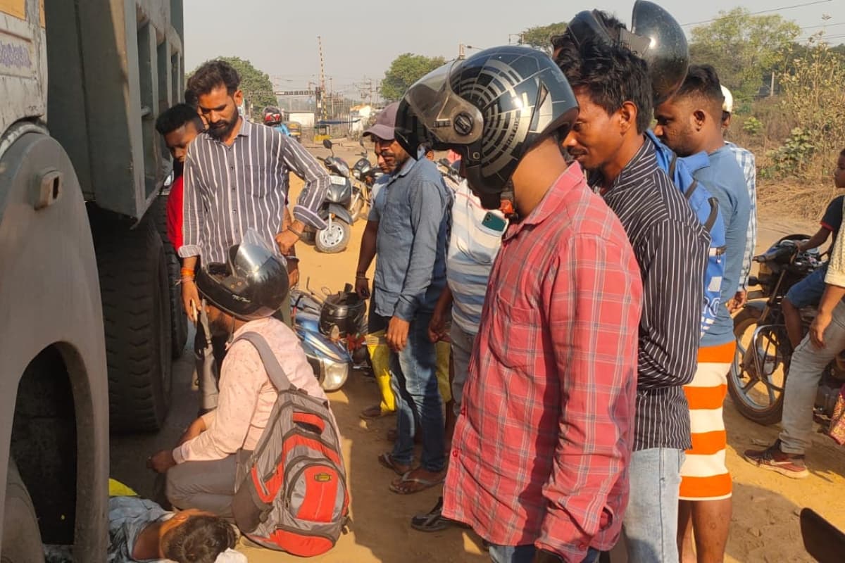 सरायकेला-खरसावां में हाइवा की चपेट में आने से युवक घायल, लोगों में आक्रोश