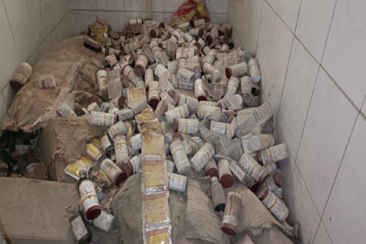 साहिबगंज के बरहरवा में स्वास्थ्य व्यवस्था चरमरायी, कर्मियों की लापरवाही से कई जरूरी दवाएं हो गयी एक्सपायर