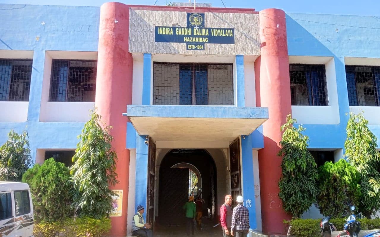 मैट्रिक में इंदिरा गांधी स्कूल की विद्यार्थी बनी झारखंड टॉपर, रिजल्ट के मामले में हजारीबाग जिला दूसरे स्थान पर