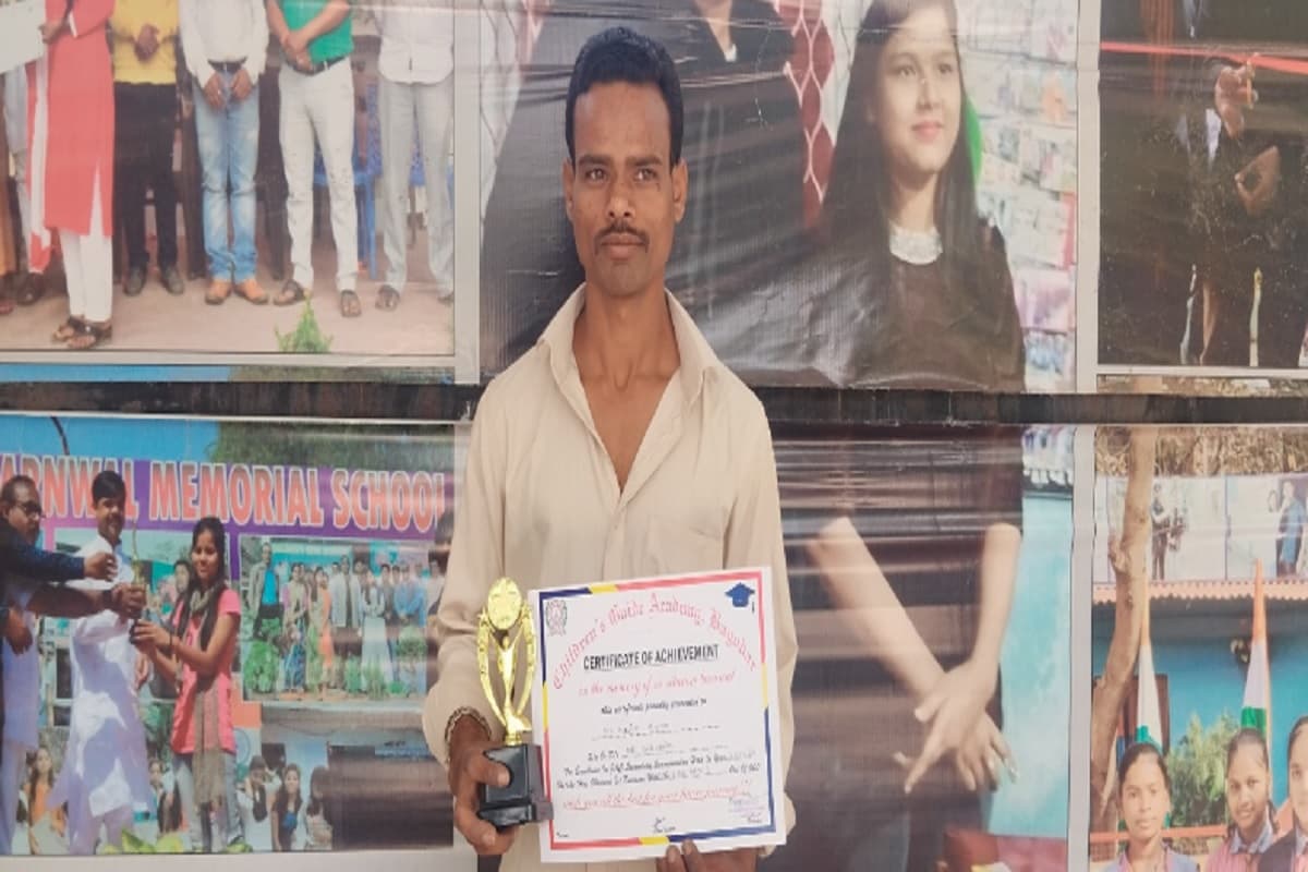 झारखंड : छठी में छोड़ दी थी पढ़ाई, 17 साल बाद मैट्रिक प्रथम श्रेणी से किया पास