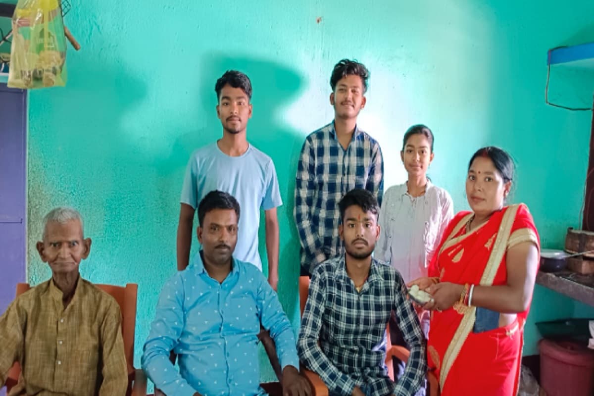 JAC Board Result 2024: झुमरीतिलैया के 'गुदड़ी के लाल' निखिल बने जिला टॉपर, सैलून चलाने वाले पिता का नाम किया रोशन