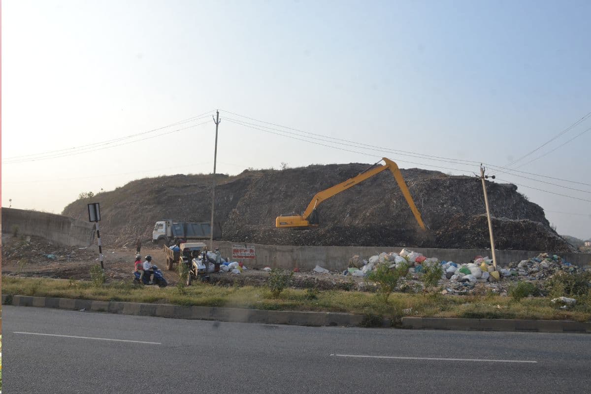 झिरी में कचरे का पहाड़