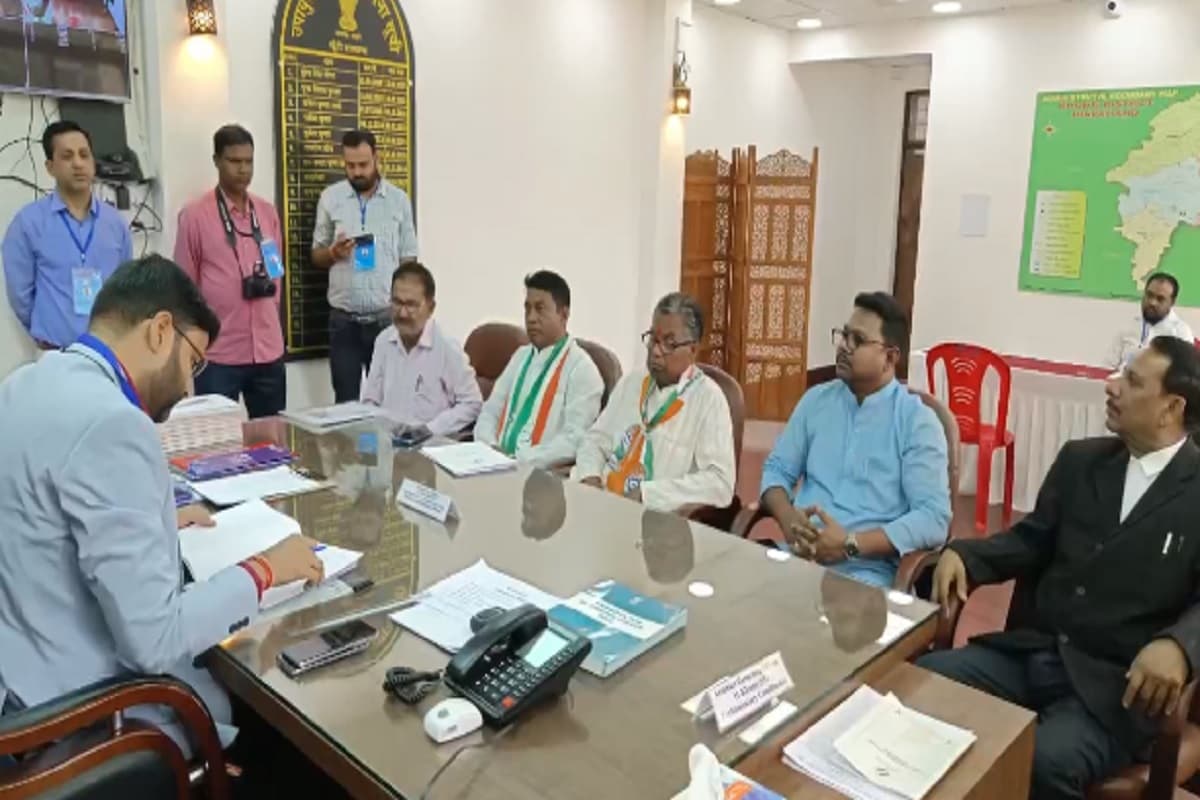 खूंटी लोकसभा सीट से कांग्रेस प्रत्याशी कालीचरण मुंडा ने दाखिल किया नामांकन