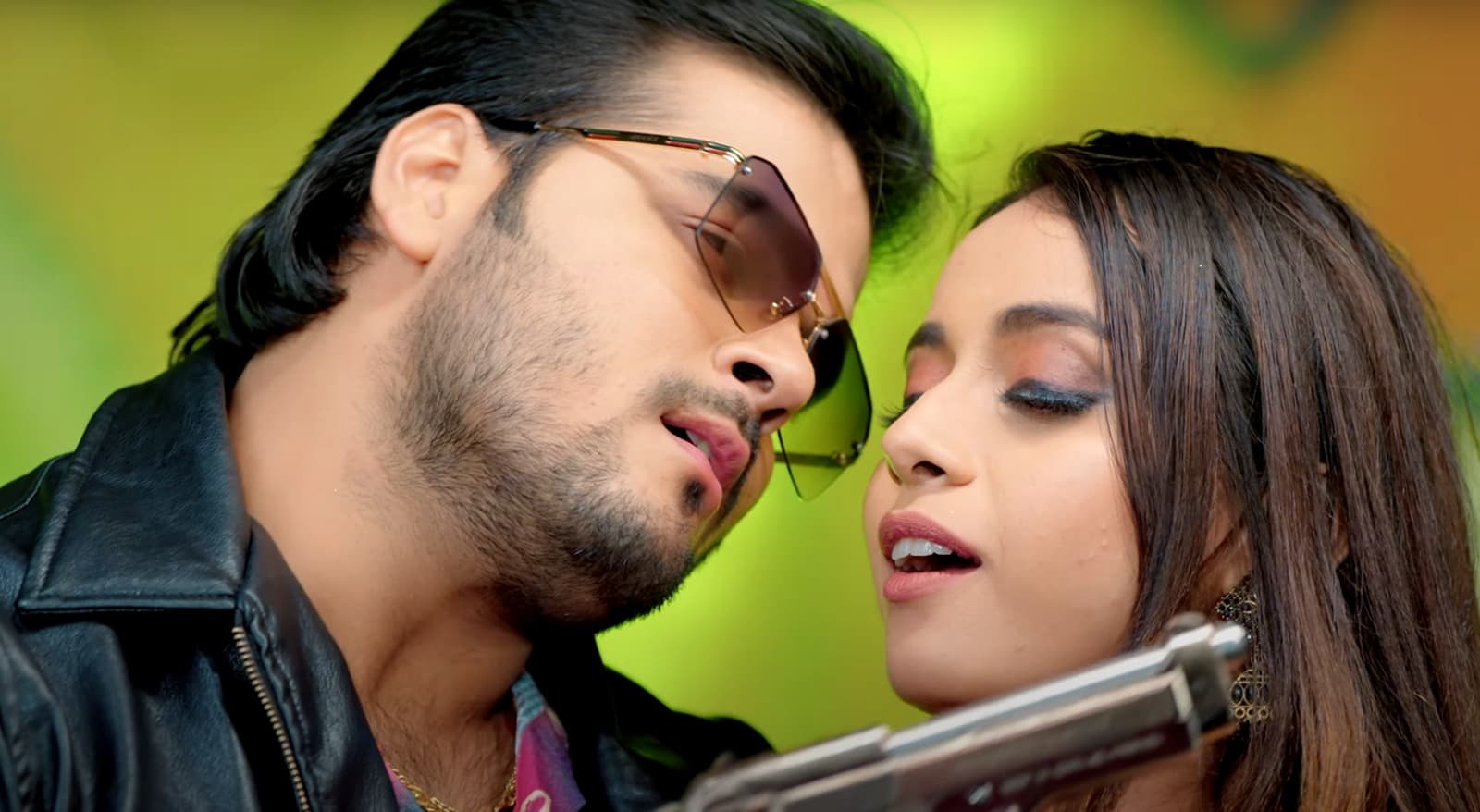 Bhojpuri Song : कल्लू ने ये क्या किया! करेंसी लुटायी, पिस्टल लहराया, जरा देखिए वायरल वीडियो