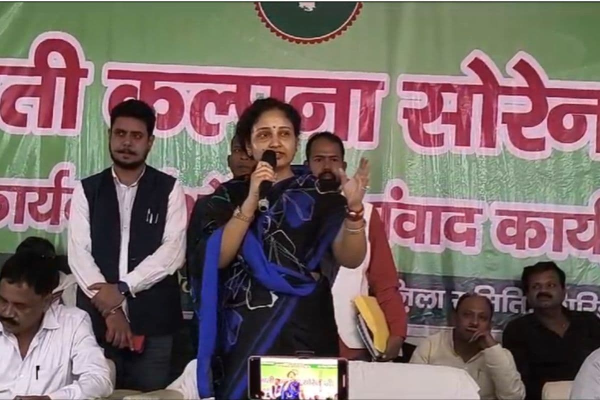 झामुमो कार्यकर्ताओं से संवाद करतीं कल्पना सोरेन