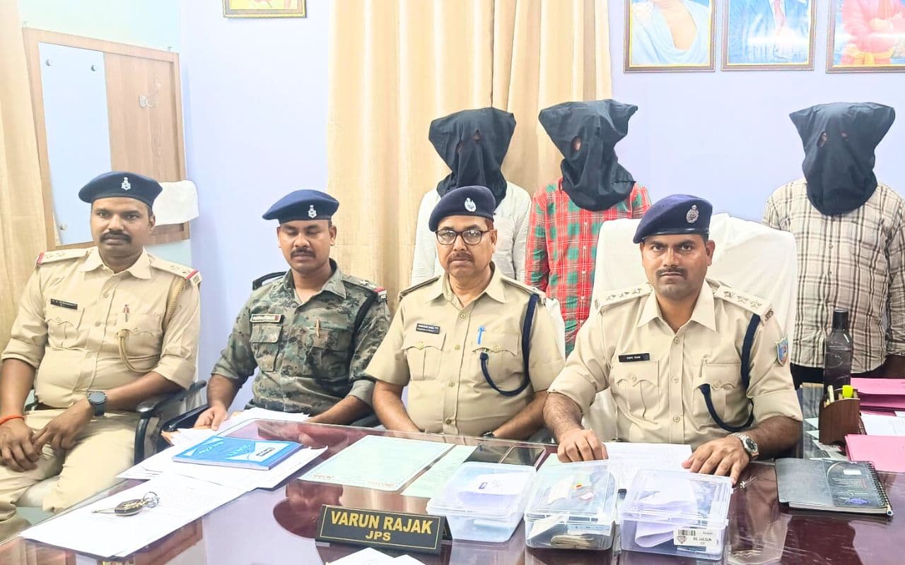 Khunti Crime News: खूंटी से PLFI के 3 उग्रवादी गिरफ्तार, मुरहू मोबाइल लूट कांड में थे शामिल