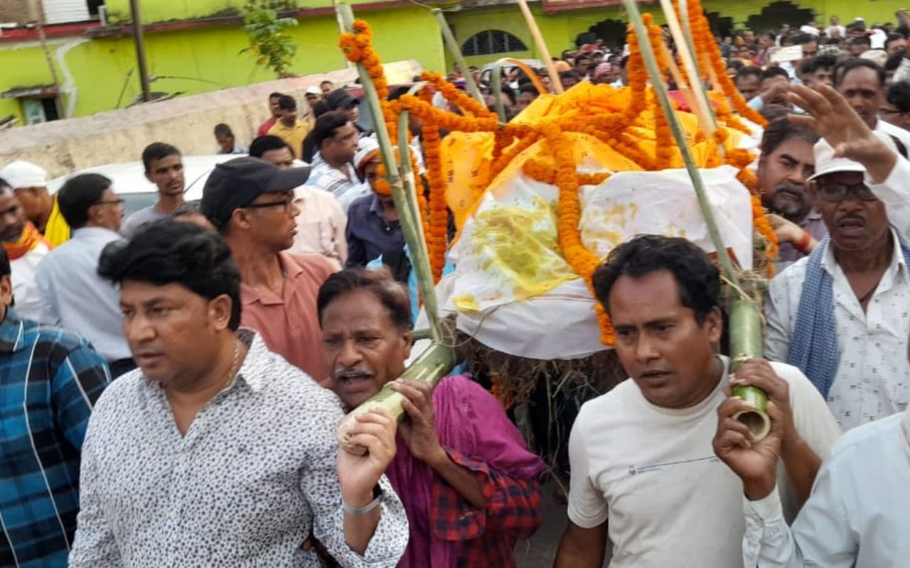 PHOTOS: झारखंड के पूर्व मंत्री लालचंद महतो की अर्थी उठते ही सबकी आंखें हुईं नम