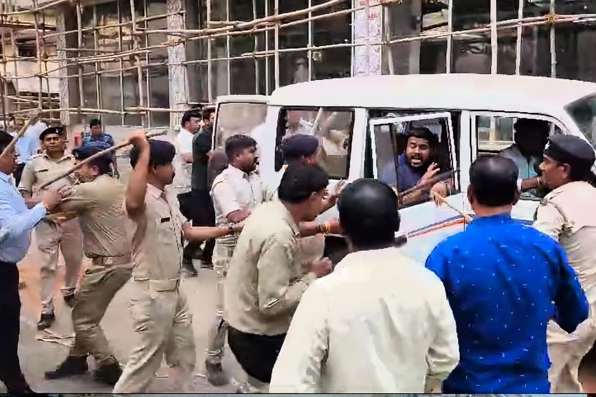 लाठीचार्ज करती पुलिस