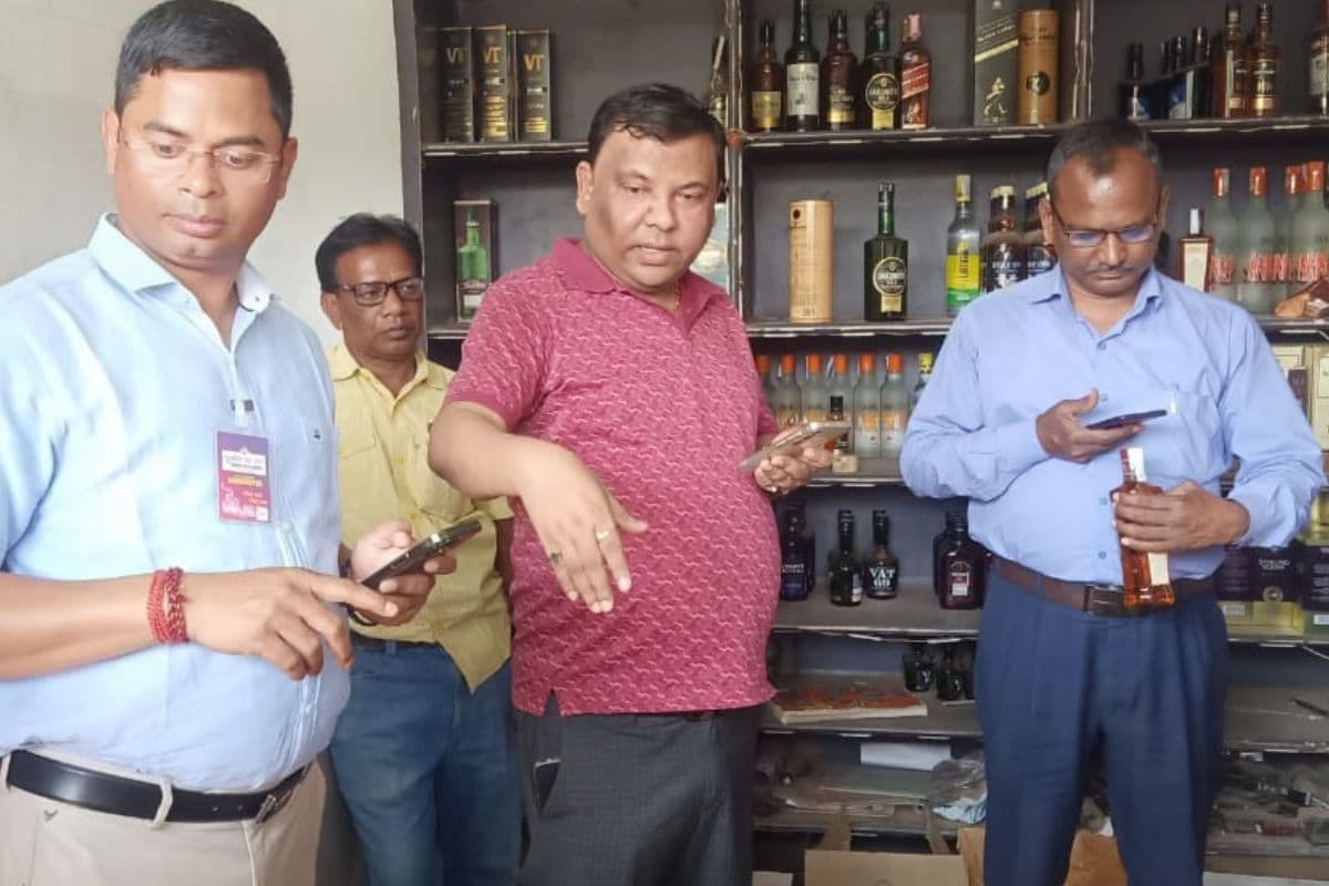 झारखंड के पूर्वी सिंहभूम में नकली शराब बनाने की मिनी फैक्ट्री का खुलासा, चार लोगों से पूछताछ, 4.61 लाख कैश बरामद