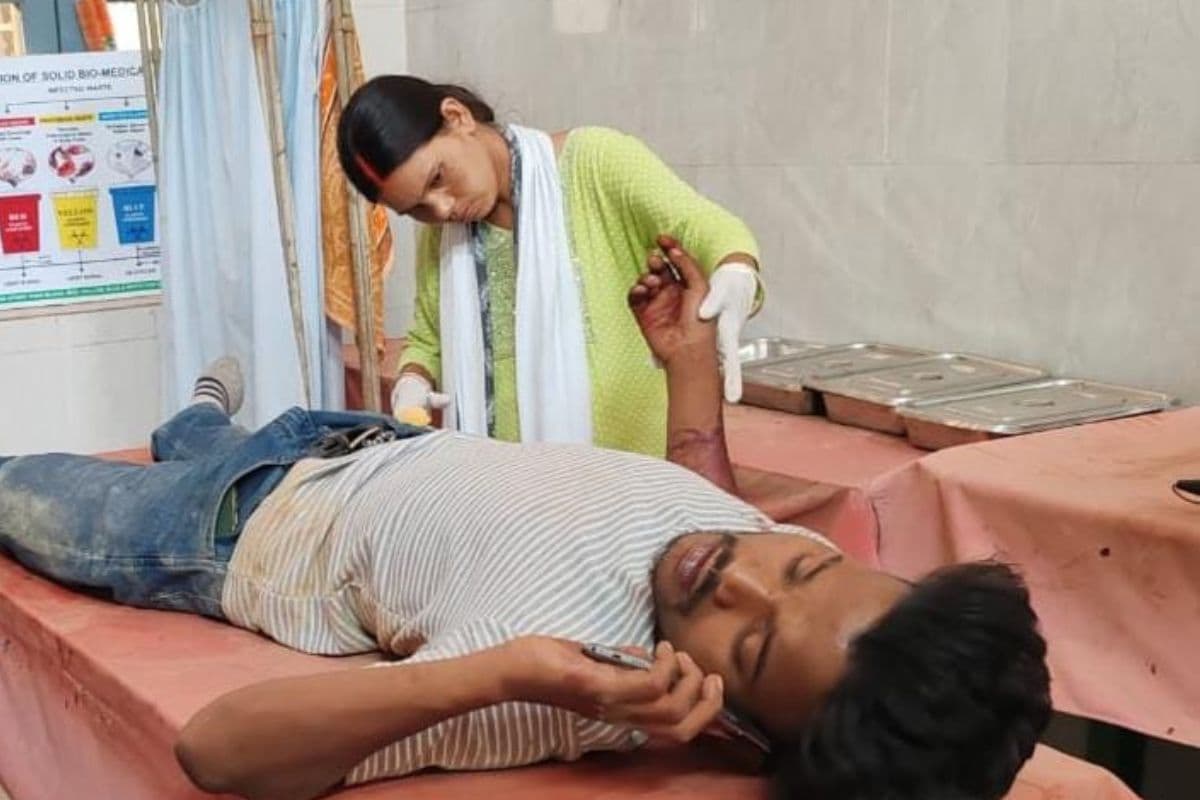 घायल का किया गया प्राथमिक इलाज