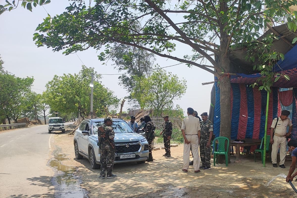 वाहन की तलाशी लेती पुलिस