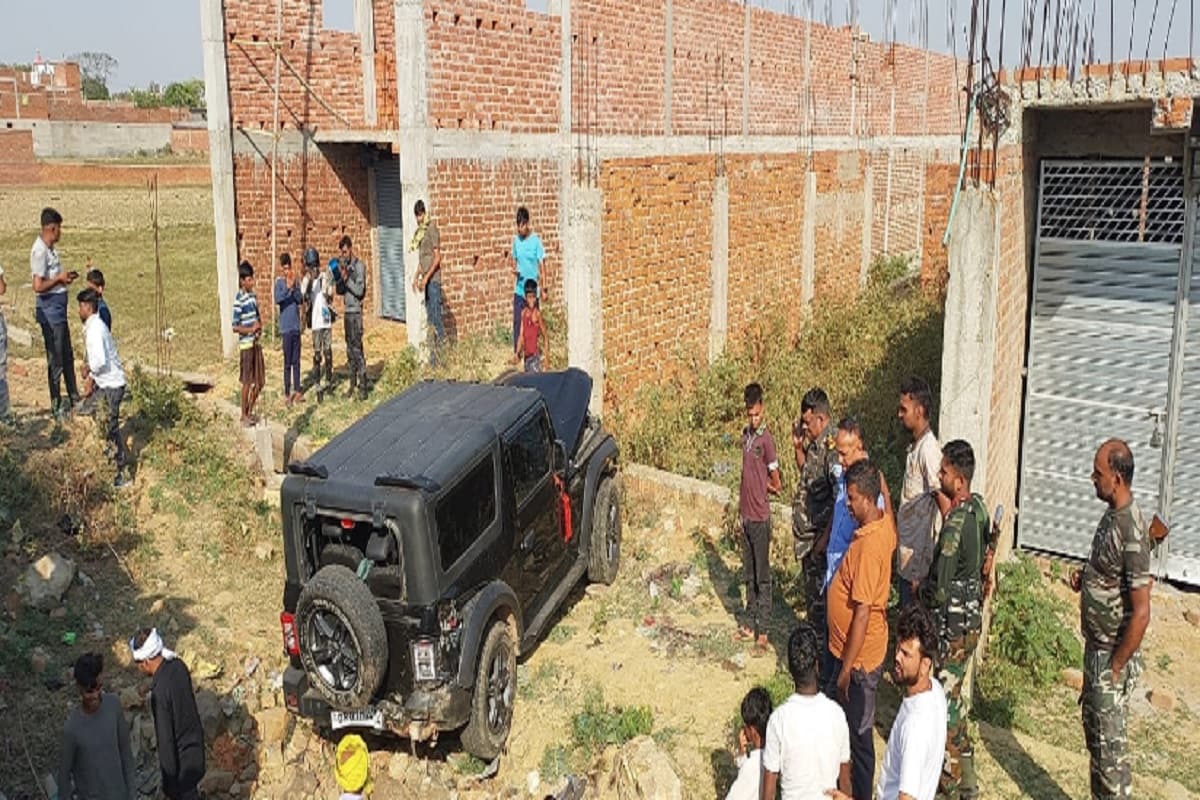 शादी की खुशियां मातम में बदली, गिरिडीह में महिंद्रा थार पुल के नीचे गिरा, 4 घायल