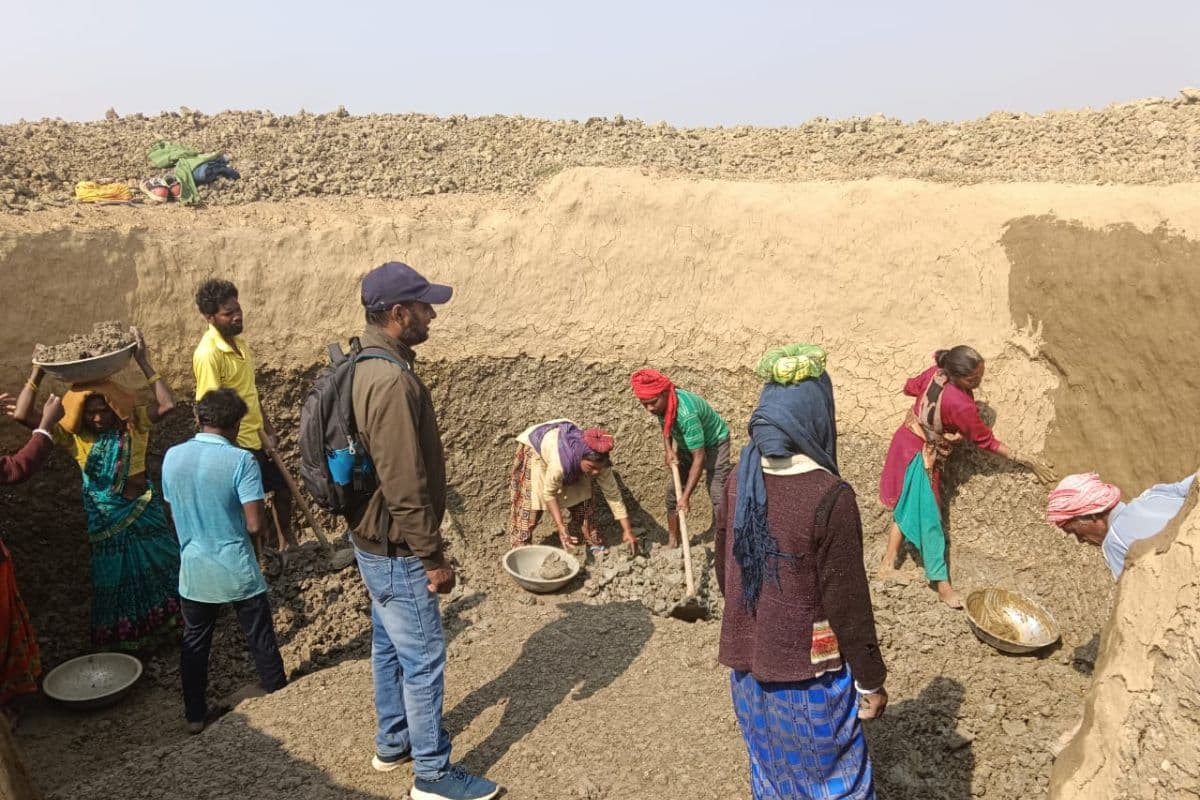 काम करते मनरेगा मजदूर