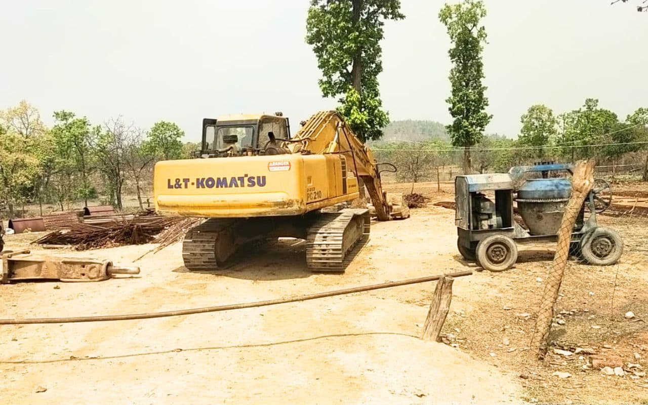 बोकारो के चतरोचट्टी में नक्सलियों ने पुल निर्माण में लगे जेसीबी के चालक को पीटा, पुलिस ने शुरू किया सर्च ऑपरेशन