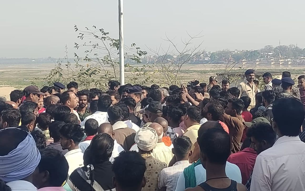 पलामू में चैनपुर चेक पोस्ट के पास शव के साथ लोगों ने रोड को किया जाम