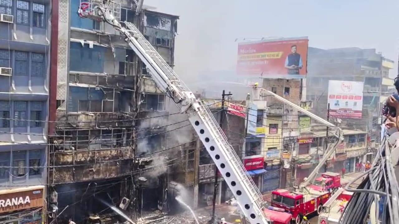 Patna Fire News: आग लगते होटल की छत से कूदने लगे लोग, 20 घायल PMCH में भर्ती, 45 का रेस्क्यू, जानें ताजा अपडेट