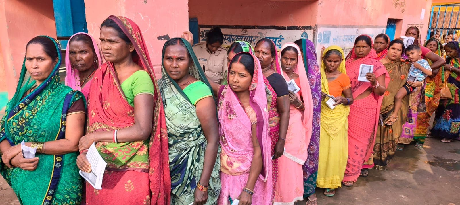 Lok Sabha Poll: नवादा व जमुई के कुछ बूथों पर ईवीएम खराब, डीएम ने संभाली कंट्रोल रूम की कमान