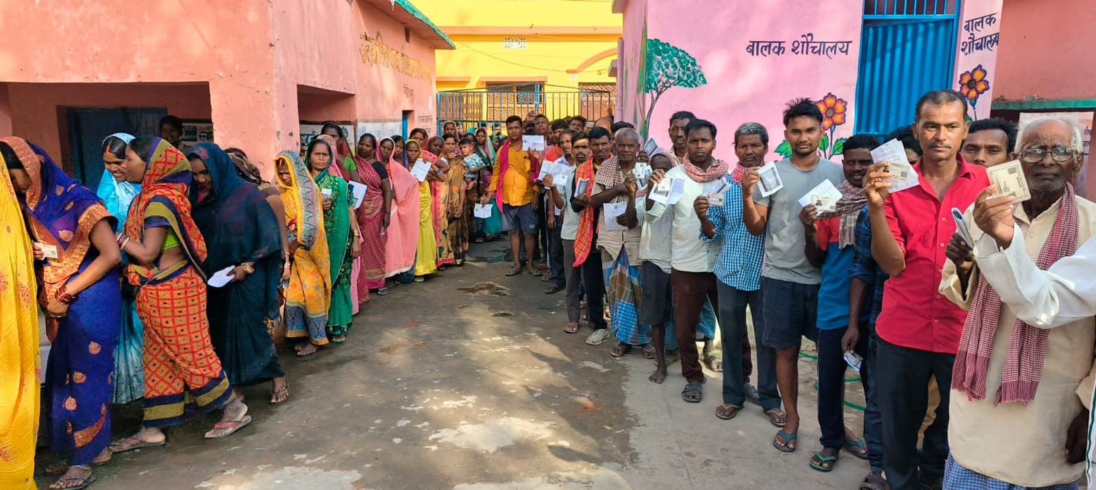 Lok Sabha Poll: बिहार में पहले चरण के 4 सीटों पर मतदान शुरू, बूथों पर वोटरों की लंबी कतार