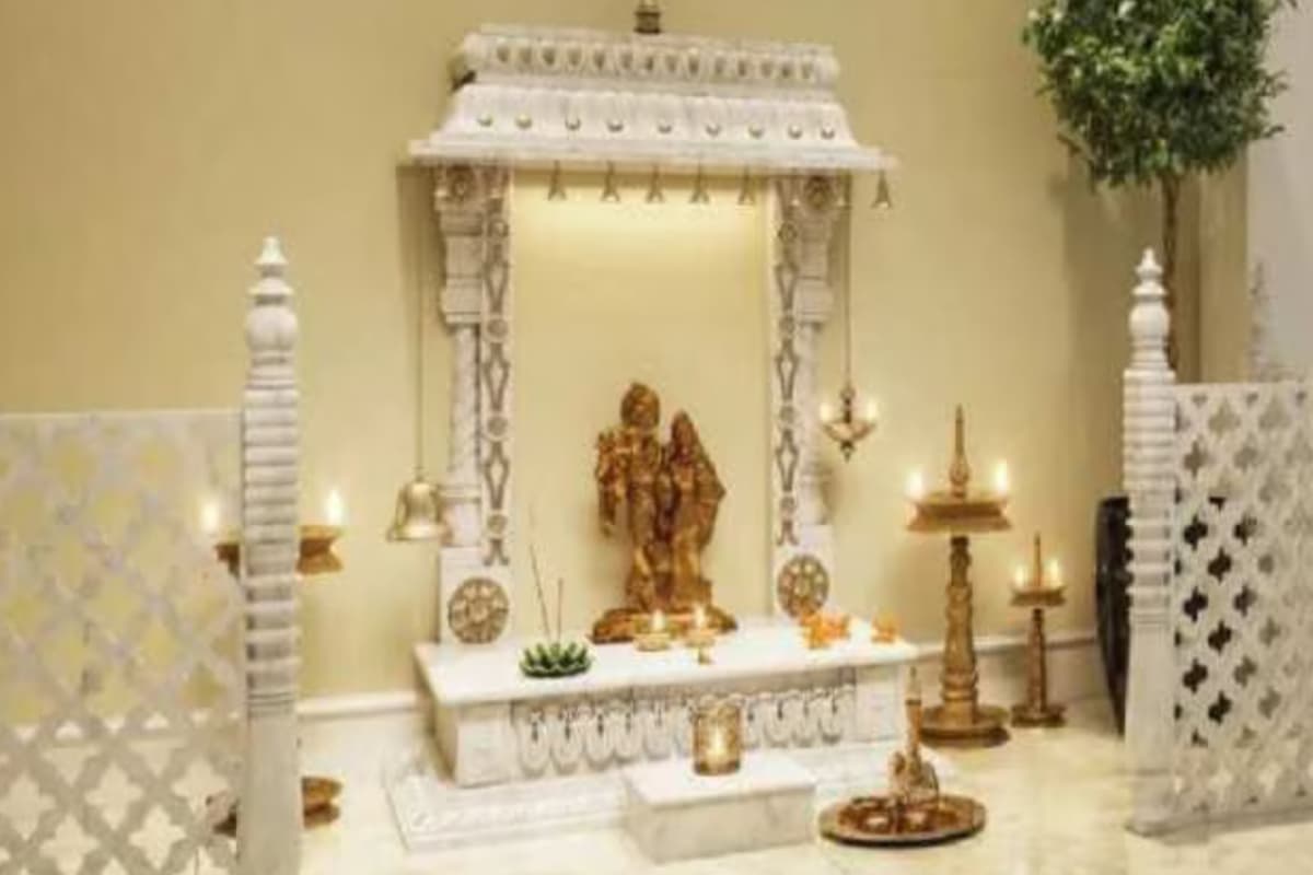 Vastu Tips: भूलकर भी पूजा घर में न रखें ये चीजें, बढ़ जाएंगी मुश्किलें