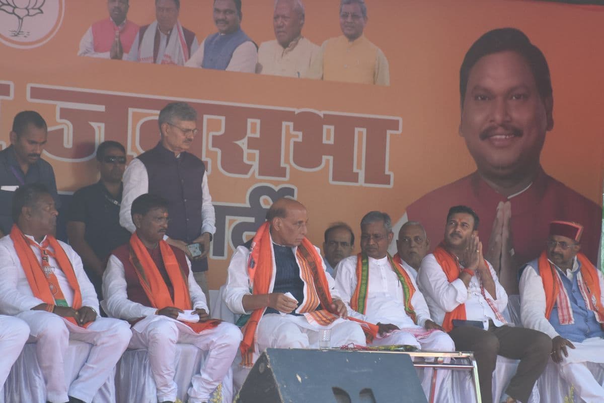 जनसभा को लेकर मंच पर उपस्थित रक्षा मंत्री राजनाथ सिंह