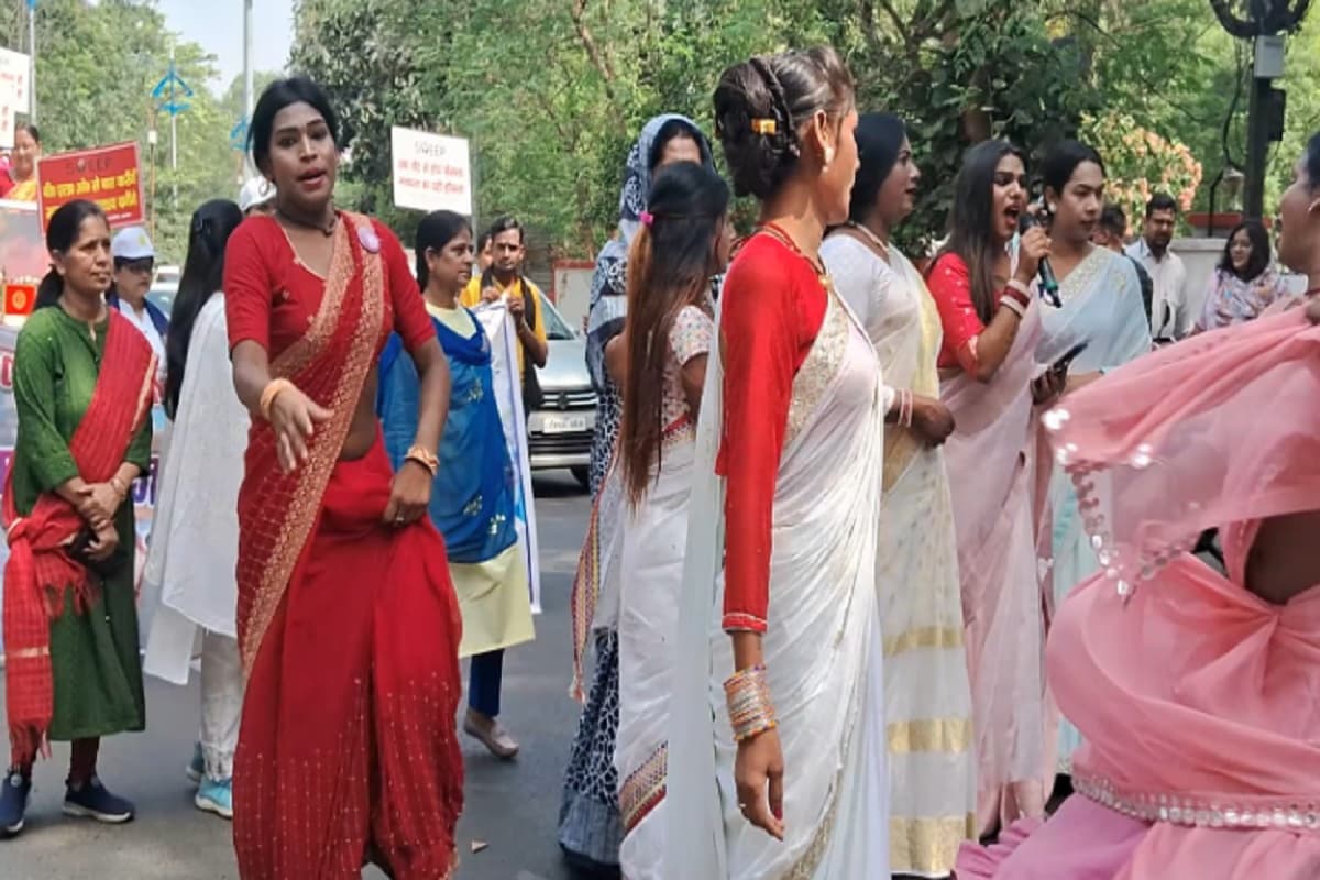 धनबाद में किन्नर समाज के लोगों ने निकाली मतदाता जागरूकता रैली, देखें वीडियो