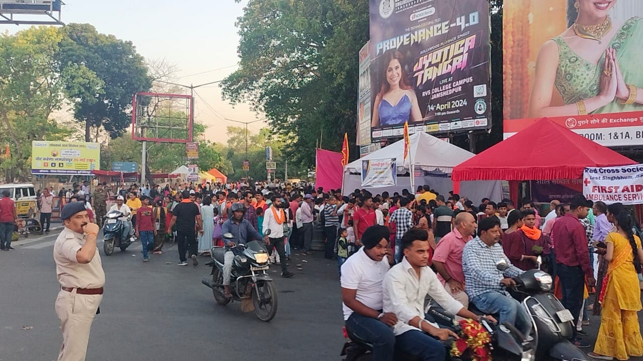 जमशेदपुर में निकलने लगा रामनवमी का विसर्जन जुलूस, डीसी-एसएसपी भी निकले, कई जगह पर बना वॉच टावर