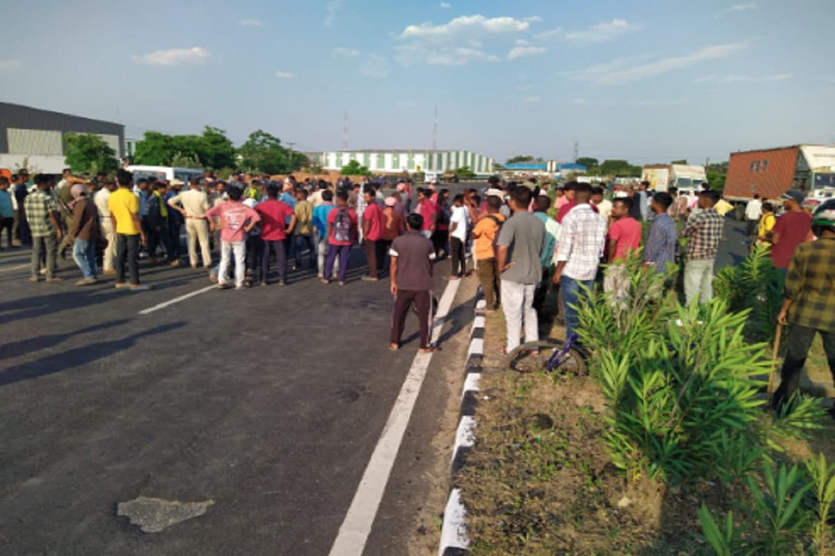 मुआवजे की मांग को लेकर ग्रामीणों ने रांची का रिंगरोड किया जाम, जानें क्या है पूरा मामला