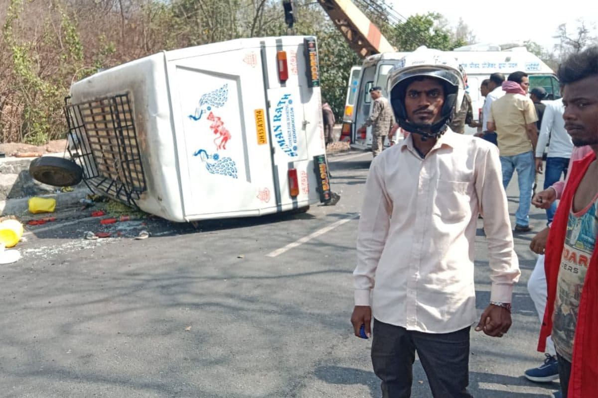 सड़क पर पलटी बस और जुटे स्थानीय लोग